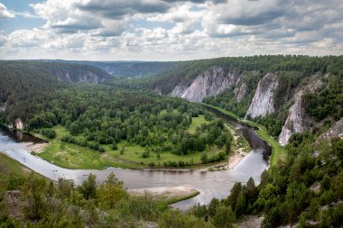 Belaya Nehri Vadisi manzarası. Bashkiria Ulusal Parkı, Bashkortostan, Rusya. Rocky sahili, orman..