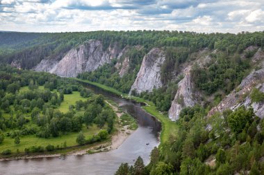 Belaya Nehri Vadisi manzarası. Bashkiria Ulusal Parkı, Bashkortostan, Rusya. Rocky sahili, orman..