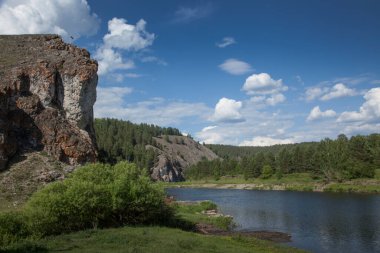 Bashkortostan 'daki Urallar' daki dağ nehri.