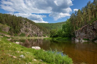 Bashkortostan 'daki Urallar' daki dağ nehri.