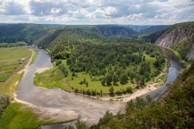 Belaya Nehri Vadisi manzarası. Bashkiria Ulusal Parkı, Bashkortostan, Rusya. Rocky sahili, orman..