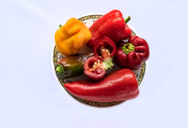 Tabakta dolmalık biber. Arkaplan beyaz, ekleme için boş alan var.