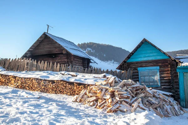Zimą Pobliżu Domu Leży Drewno Opał — Zdjęcie stockowe