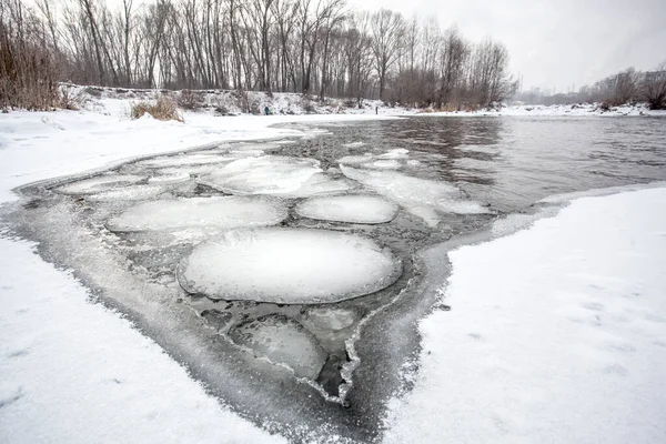 Paisaje Invernal Con Río Parcialmente Congelado Hielo Flota Aguas Abiertas — Foto de Stock