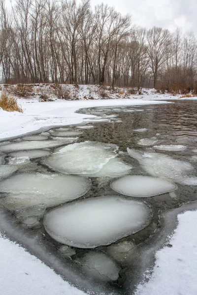 Paisagem Inverno Com Rio Parcialmente Congelado Gelo Flutua Águas Abertas — Fotografia de Stock