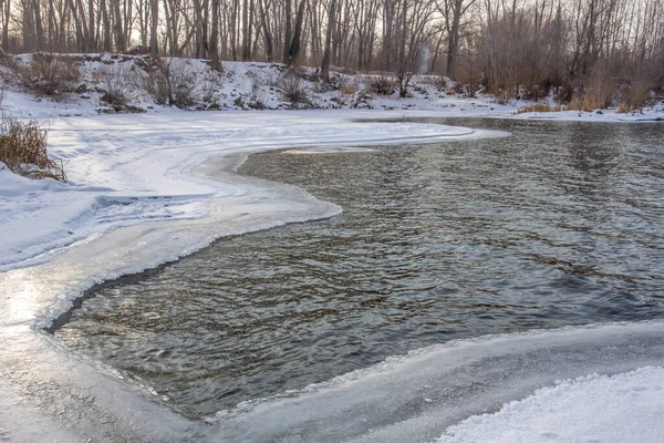 Paisagem Inverno Com Rio Parcialmente Congelado Borda Gelo Ornamento Com — Fotografia de Stock