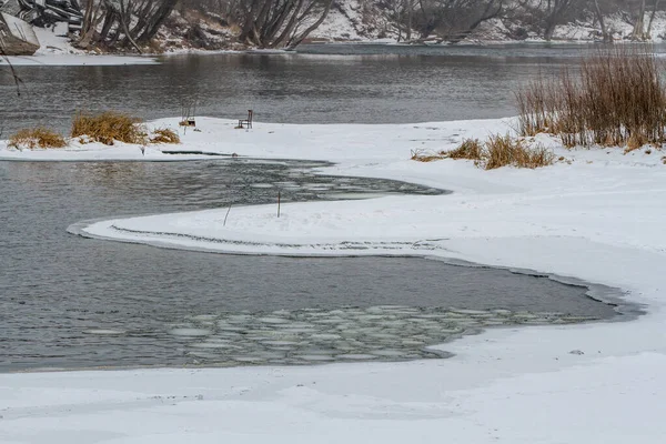 Paisaje Invernal Con Río Parcialmente Congelado Borde Del Hielo Calado — Foto de Stock