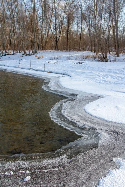 Winterlandschaft Mit Einem Teilweise Zugefrorenen Fluss Der Rand Des Eises — Stockfoto