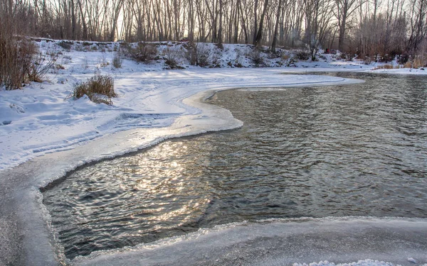 Paisagem Inverno Com Rio Parcialmente Congelado Borda Gelo Ornamento Com — Fotografia de Stock