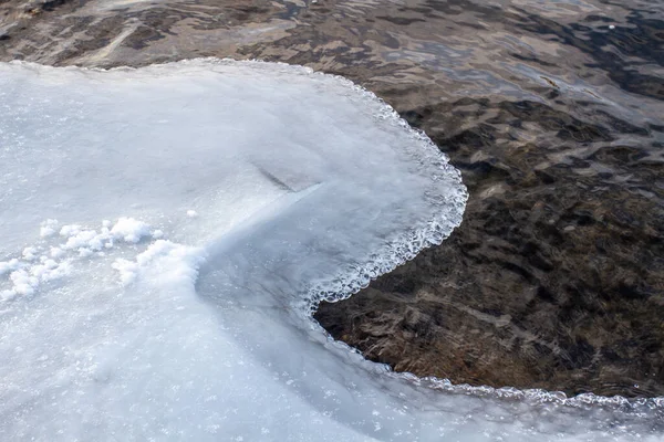 Зимовий Пейзаж Частково Замерзлою Річкою Край Льоду Ажурний Відблиском Сонця — стокове фото