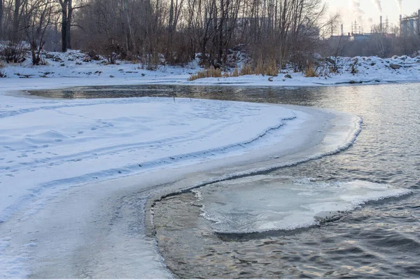 Paisaje Invernal Con Río Parcialmente Congelado Hielo Flota Aguas Abiertas — Foto de Stock