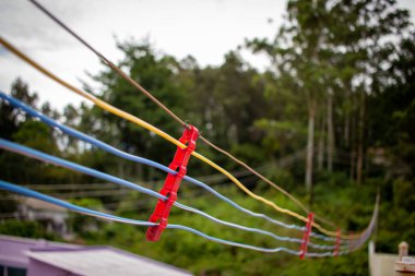 Yakınlardaki bir dağıtım direğinden bir eve elektrik bağlantısı sağlayan kablolar..