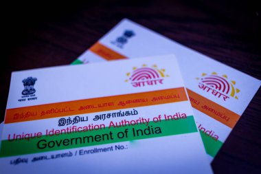 Kimlik ve kirik belge olarak kullanılan Hint Aadhaar Kartı