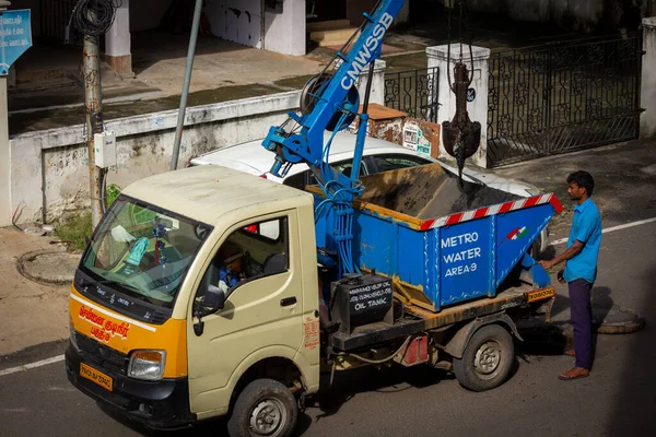 Chennai, Tamil Nadu, India - Nov 28 2020: Chennai City Metro water supply and sewage board worker cleaning up the underground drainage. Desilting of sewage pipes using machine. — Stock Image Chennai Tamil Nadu India Nov 2020 Chennai City Metro Water Royalty Free Stock Photos