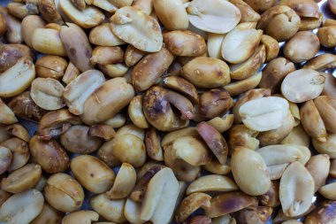 Kavrulmuş ve soyulmuş yerfıstığı manzarası. Protein açısından zengin sağlıklı atıştırmalıklar.