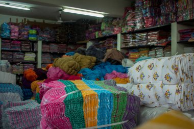 Bir toptan tekstil tüccarının deposu. Havlular, iplikler ve kumaşlar gibi tüm tekstil ürünlerini depoluyor..
