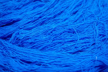 Tekstil endüstrisinde kullanılan mavi renk ipliklerinin yakın görünümü