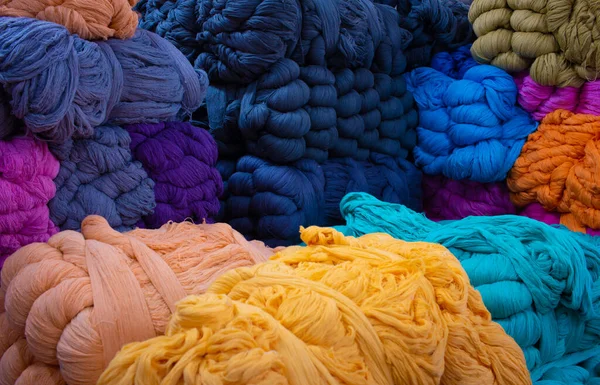 纺织工业用多色线纱的观点 — 图库照片