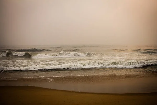 インド チェンナイ マリーナビーチ沿いのベンガル湾の波の風景 — ストック写真