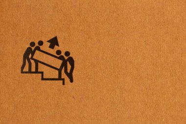 Ambalaj sembolü hangi tarafın yukarı çıktığını ve kaldıracak daha fazla kişiye ihtiyacı olduğunu gösterir