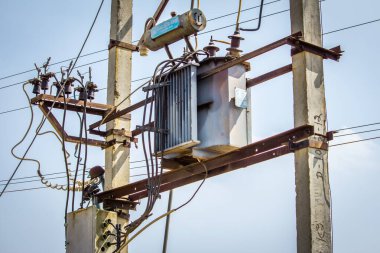 Hindistan kırsal kesimindeki elektrik transformatörü görüntüsü