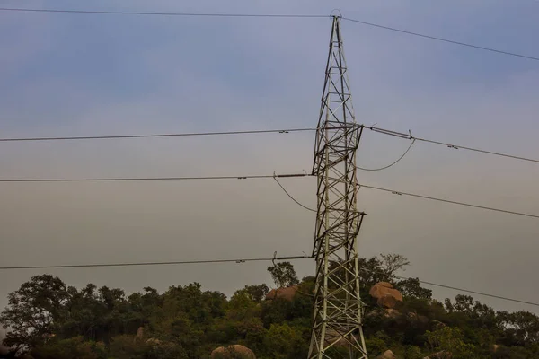 Wysokonapięciowe Słupy Elektryczne Przesyłu Energii Przechodzące Przez Rezerwowy Las Dystrybucja — Zdjęcie stockowe