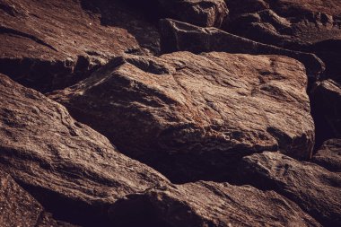 Hindistan, Chennai 'deki kovalam plajı boyunca kumsaldaki büyük granit kayaların manzarası.