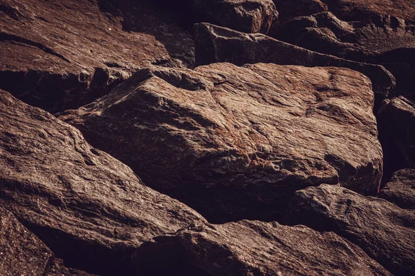 Hindistan, Chennai 'deki kovalam plajı boyunca kumsaldaki büyük granit kayaların manzarası.