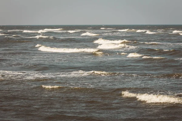 インド チェンナイ コバラムビーチに沿ったベンガル湾の波の美しい景色 — ストック写真