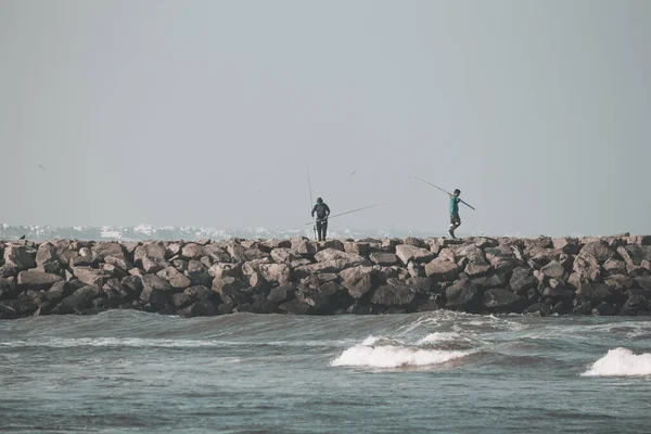 Kovalam Tamil Nadu India Február 2021 Emberek Sziklák Felett Halásznak — Stock Fotó