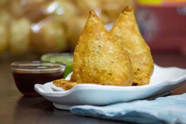Lezzetli bir Hint fast food 'u olan samosa manzarası