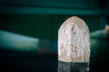 Hindistan 'ın Tamil Nadu kentindeki Palar Nehri' nin karşısındaki Palar ecr köprüsünün korkuluk duvarı. Palar Nehri üzerinde terk edilmiş eski bir köprü..