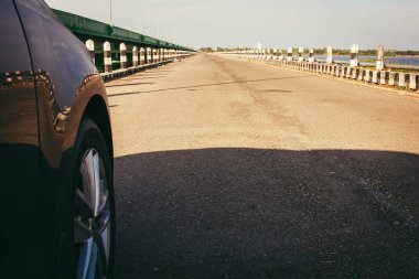 Hindistan 'ın Tamil Nadu kentindeki Palar Nehri' nin karşısındaki köprüden araç görüntüsü. Palar Nehri üzerinde terk edilmiş eski bir köprü..