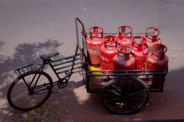 Chennai, Tamil Nadu, Hindistan - 20 Şubat 2021: Bir bisiklet arabasında ev dağıtımı için LPG Gaz silindirleri. Ev yemekleri için kullanılan LPG gazı