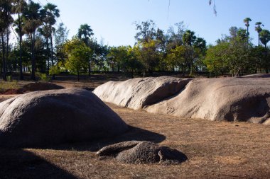 Mahabalipuram, Hindistan 'daki Tiger Cave kompleksinin yakınındaki kayalık manzarası