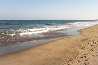Hindistan 'ın Mahabalipuram kıyı kasabasındaki sahil boyunca dalgaların güzel manzarası.