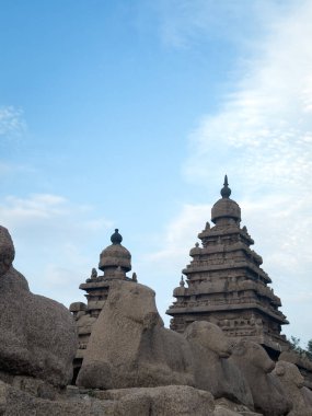 Hindistan 'daki Pallava Krallığı Tamil Nadu' nun Mahabalipuram 'daki anıtlardan biri olan güzel sahil tapınağının kuleleri.