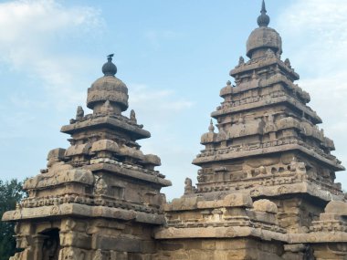 Hindistan 'daki Pallava Krallığı Tamil Nadu' nun Mahabalipuram 'daki anıtlardan biri olan güzel sahil tapınağının kuleleri.