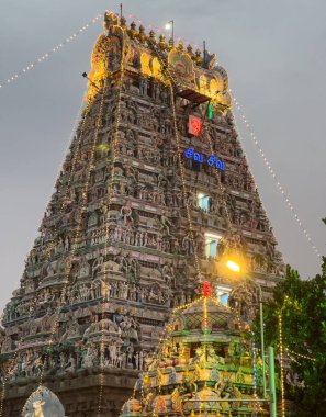 Kapaleeshwarar Tapınağı 'nın aydınlatılmış gopuram' ı akşamları çok güzel parlar, Mylapore, Chennai, Tamil Nadu.Tercümesi: Tamilce 'de Shiva Shiva, İngilizce' de Hindu tanrısı Shiva anlamına gelir.