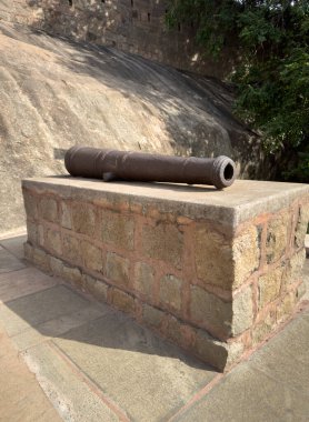 Tamil Nadu 'daki Thirumayam Kalesi' nde, Vijaya Raghunatha Sethupathy tarafından inşa edilmiş 17. yüzyıldan kalma bir tepe kalesi..