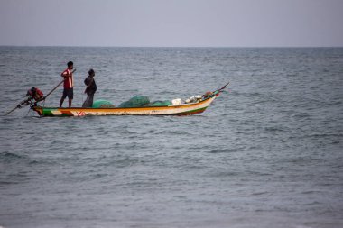 Tharangambadi, Tamil Nadu, Hindistan - 24 Eylül 2025: Bengal Körfezi 'nin sularında bir balıkçı teknesi, Tamil Nadu' daki Tharangambadi sahilinden sakin kıyı ufku boyunca görülüyor.