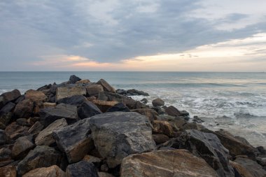 Sabah güneşi, Tamil Nadu 'daki Tharangambadi sahilinde yükseliyor. Bengal Körfezi' nin sakin sularını altın renklerle boyuyor. Bu sakin kıyı şeridi boyunca yeni bir gün başlıyor..