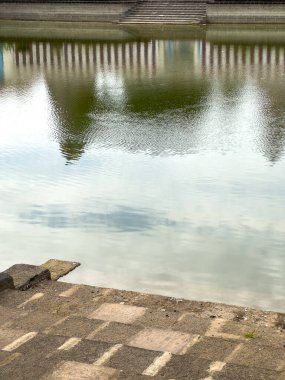 Sivagangai bölgesindeki Ariyakudi Tiruvengadamudayan Tapınağı 'nın sakin tapınak tankı, Tamil Nadu, Lord Srinivasa' ya adanmış bir 17. yüzyıl türbesi.