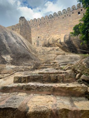 17. yüzyıldan kalma bir savunma yapısı olan Tamil Nadu 'nun Pudukkkottai bölgesindeki Thirumayam Kalesi' nin güçlendirilmiş duvarlarına çıkan taş adımlar. .