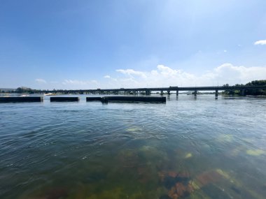 Kooduthurai, Bhavani 'deki Sangameshwarar Tapınağı' nın yakınlarındaki kutsal buluşma, Erode bölgesi, Tamil Nadu, dindarların nehirlerin buluşmasında kutsal dalış yaptıkları yer..