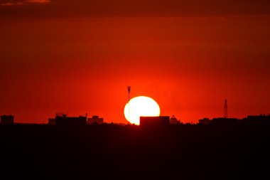 günbatımı ile bulutlar şehri