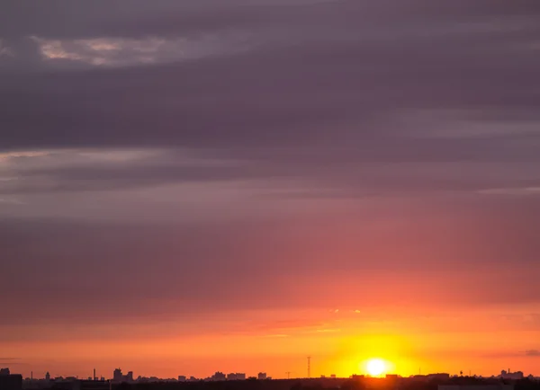 Sunset over the city with clouds — Stock Photo, Image