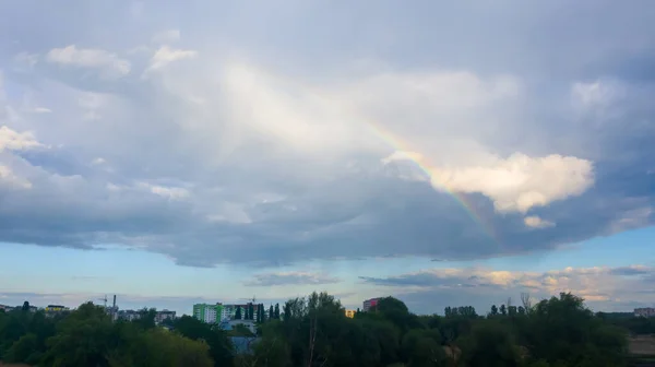 Цветная Радуга Бурном Сером Облачном Небе Над Городом — стоковое фото