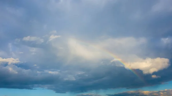 Цветная Радуга Бурном Сером Облачном Небе Над Городом — стоковое фото