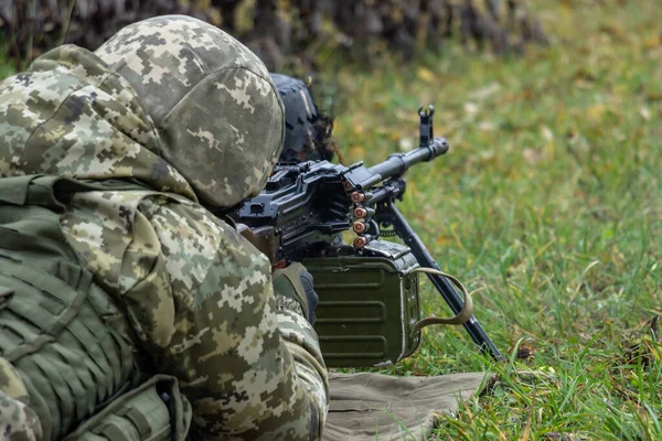 Operador Metralhadora Uniforme Camuflagem Armaduras Corporais Atira Uma Metralhadora Kalashnikov — Fotografia de Stock
